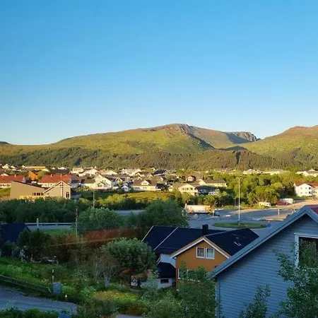 Sentrumsnært Hjem Med Nydelig Utsikt Feriehus Leknes