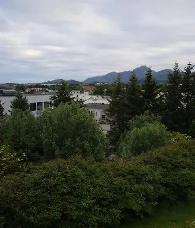 Sentrumsnært Hjem Med Nydelig Utsikt Feriehus Leknes