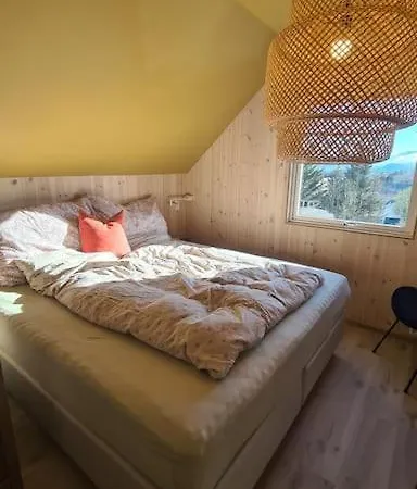 Sentrumsnaert Hjem Med Nydelig Utsikt