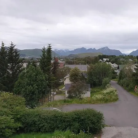 Sentrumsnaert Hjem Med Nydelig Utsikt Leknes